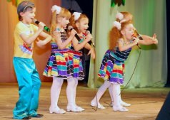 Родные Черкассы приветствуют дошкольники - черкасские мальчики и девочки