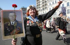 День победы!!!С Портретом героев в руках!